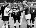 La final del Mundial de 1966, disputada en Wembley, no estuvo exenta de polémica. Inglaterra ganó en la prolongación 4-2 a Alemania con un gol fantasma de Geoff Hurst. AFP / ARCHIVO