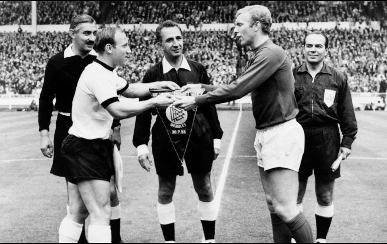 La final del Mundial de 1966, disputada en Wembley, no estuvo exenta de polémica. Inglaterra ganó en la prolongación 4-2 a Alemania con un gol fantasma de Geoff Hurst. AFP / ARCHIVO