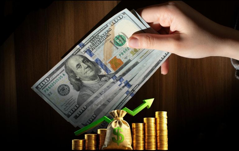 No olvides que la cotización del dólar se actualiza a lo largo del día, por lo que el precio de compra y venta podría ser diferente en las ventanillas. ESPECIAL / CANVA