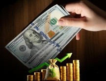 No olvides que la cotización del dólar se actualiza a lo largo del día, por lo que el precio de compra y venta podría ser diferente en las ventanillas. ESPECIAL / CANVA