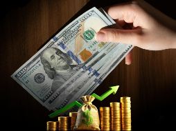 No olvides que la cotización del dólar se actualiza a lo largo del día, por lo que el precio de compra y venta podría ser diferente en las ventanillas. ESPECIAL / CANVA