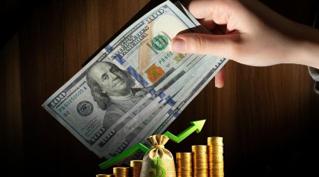 No olvides que la cotización del dólar se actualiza a lo largo del día, por lo que el precio de compra y venta podría ser diferente en las ventanillas. ESPECIAL / CANVA