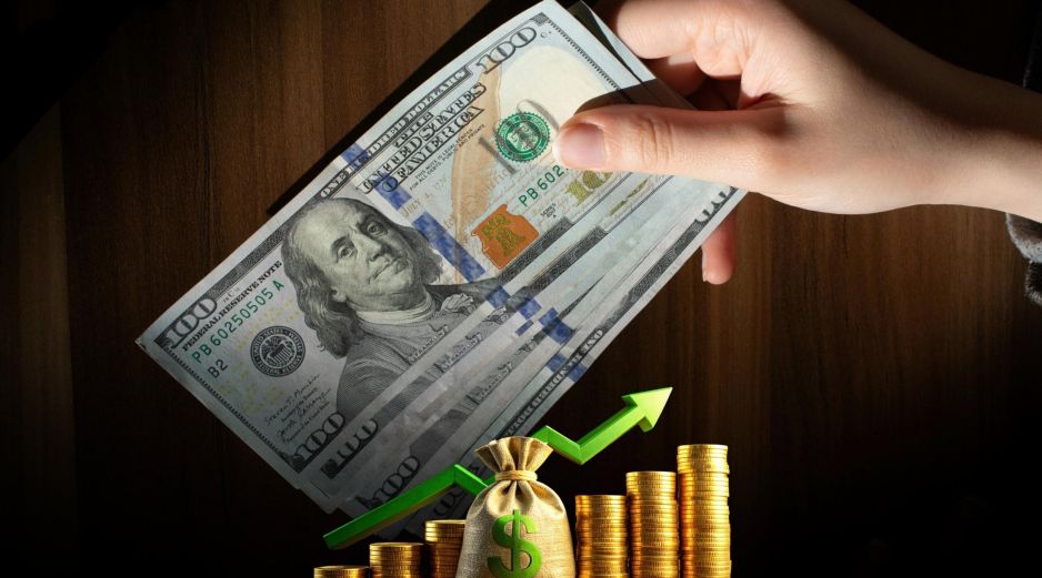 No olvides que la cotización del dólar se actualiza a lo largo del día, por lo que el precio de compra y venta podría ser diferente en las ventanillas. ESPECIAL / CANVA