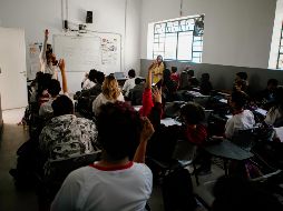 Grupos de estudiantes demasiado grandes, salarios bajos, pocas oportunidades de crecimiento, falta de inversión en infraestructura educativa... algunos de los retos a los que se enfrentan todos los días las y los docentes. EL INFORMADOR / ARCHIVO