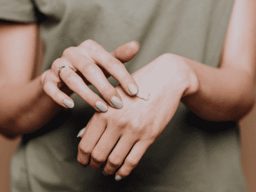 Las manos, más allá de su función cotidiana, también pueden convertirse en una herramienta clave para identificar problemas de salud antes de que evolucionen. CANVA