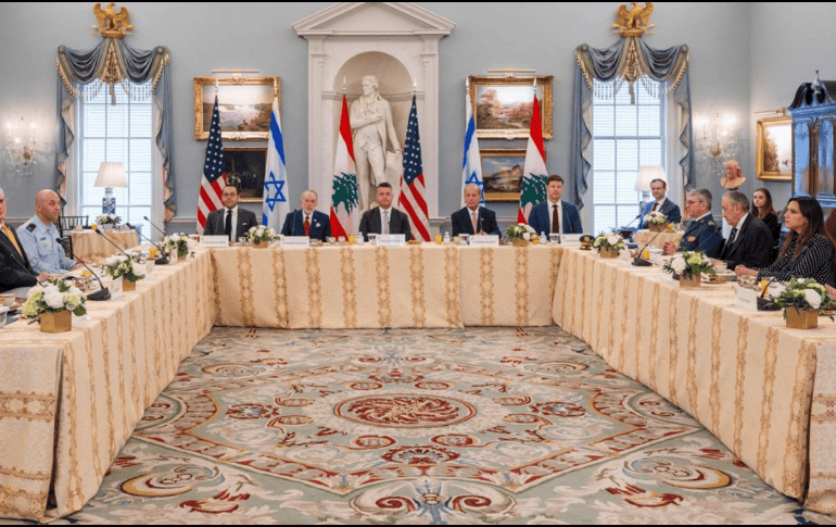 Delegaciones de Israel y el Líbano durante una nueva ronda de negociaciones de paz este viernes, en Washington, Estados Unidos. EFE/@statedeptspox