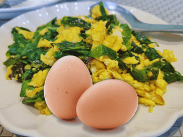 Expertos sugieren acompáñar los huevos siempre con abundantes vegetales frescos como espinacas. ESPECIAL / CANVA