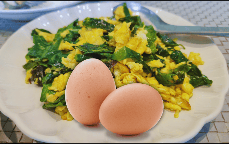 Expertos sugieren acompáñar los huevos siempre con abundantes vegetales frescos como espinacas. ESPECIAL / CANVA