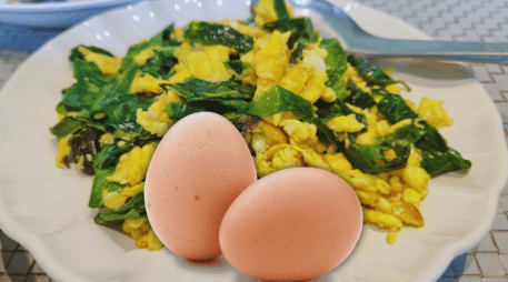 Expertos sugieren acompáñar los huevos siempre con abundantes vegetales frescos como espinacas. ESPECIAL / CANVA