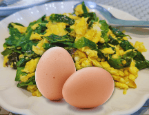 Expertos sugieren acompáñar los huevos siempre con abundantes vegetales frescos como espinacas. ESPECIAL / CANVA