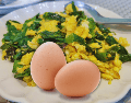Expertos sugieren acompáñar los huevos siempre con abundantes vegetales frescos como espinacas. ESPECIAL / CANVA