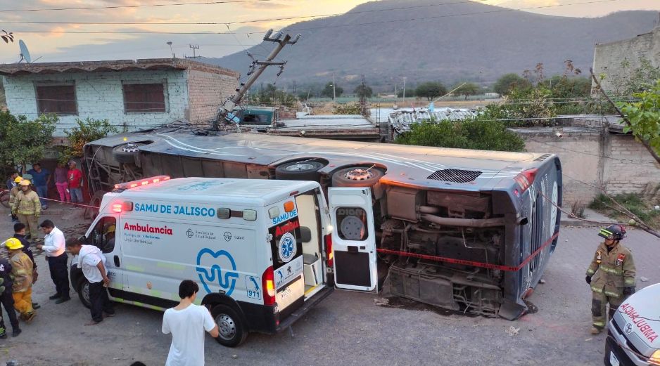 El primer accidente registrado en carreteras de Jalisco involucró a un camión de pasajeros, el segundo a un auto particular. ESPECIAL