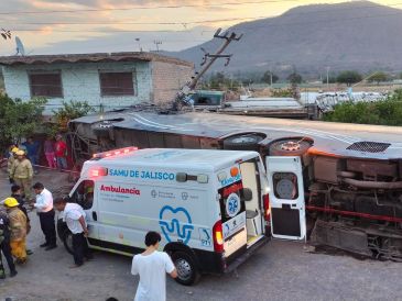 El primer accidente registrado en carreteras de Jalisco involucró a un camión de pasajeros, el segundo a un auto particular. ESPECIAL