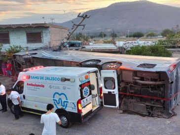 El primer accidente registrado en carreteras de Jalisco involucró a un camión de pasajeros, el segundo a un auto particular. ESPECIAL
