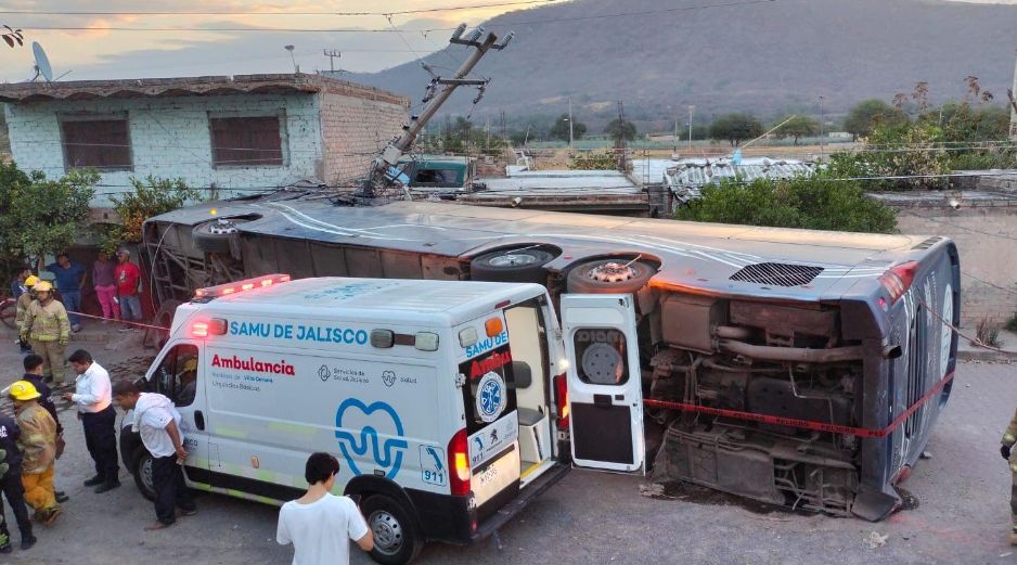 El primer accidente registrado en carreteras de Jalisco involucró a un camión de pasajeros, el segundo a un auto particular. ESPECIAL