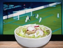 El pozole es tan noble que permite múltiples alineaciones en la cocina, adaptándose a las preferencias de cualquier aficionado. ESPECIAL / CANVA