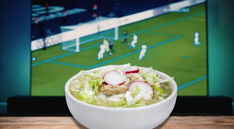 El pozole es tan noble que permite múltiples alineaciones en la cocina, adaptándose a las preferencias de cualquier aficionado. ESPECIAL / CANVA