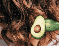 La implementación de soluciones caseras requiere un orden metódico para garantizar que los nutrientes penetren de manera efectiva. ESPECIAL/Unsplash/Canva