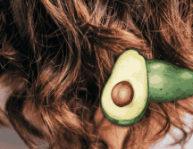 La implementación de soluciones caseras requiere un orden metódico para garantizar que los nutrientes penetren de manera efectiva. ESPECIAL/Unsplash/Canva
