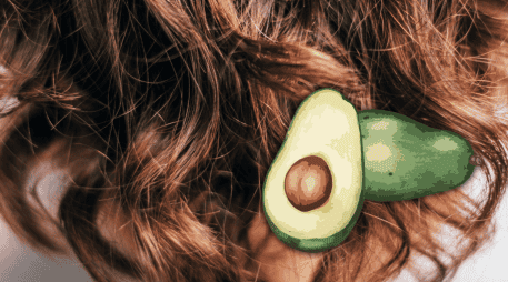 La implementación de soluciones caseras requiere un orden metódico para garantizar que los nutrientes penetren de manera efectiva. ESPECIAL/Unsplash/Canva