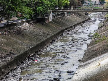 Ante una lluvia fuerte en Guadalajara, la recomendación de Protección Civil es mantenerse alerta y al pendiente de noticias para estar informado sobre dónde se ubican los encharcamientos o inundaciones. EL INFORMADOR / A. Navarro