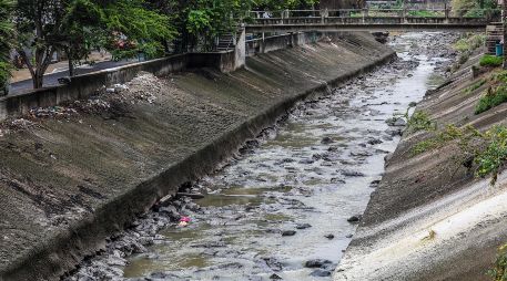 Ante una lluvia fuerte en Guadalajara, la recomendación de Protección Civil es mantenerse alerta y al pendiente de noticias para estar informado sobre dónde se ubican los encharcamientos o inundaciones. EL INFORMADOR / A. Navarro