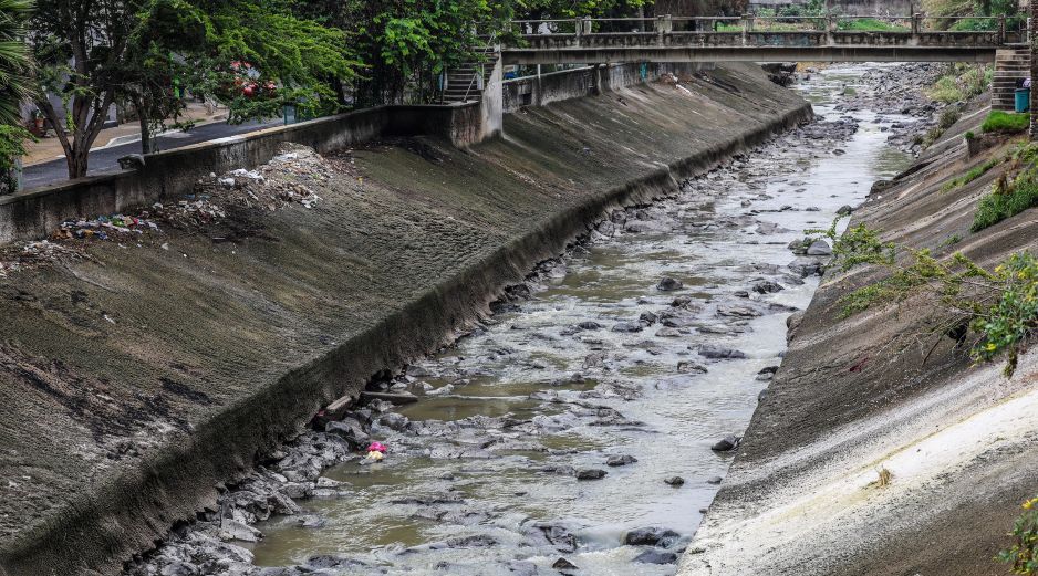 Ante una lluvia fuerte en Guadalajara, la recomendación de Protección Civil es mantenerse alerta y al pendiente de noticias para estar informado sobre dónde se ubican los encharcamientos o inundaciones. EL INFORMADOR / A. Navarro