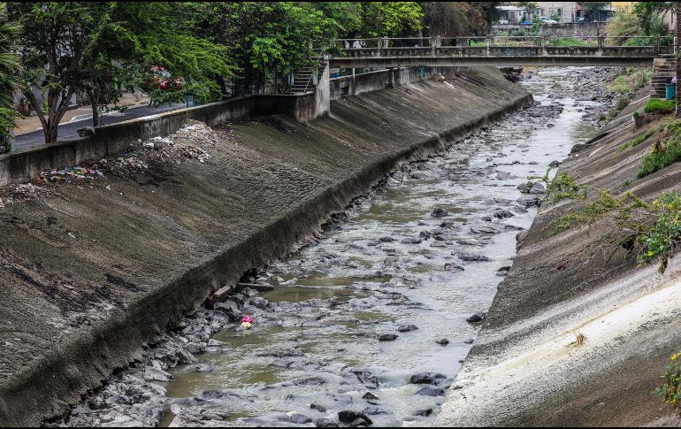 Ante una lluvia fuerte en Guadalajara, la recomendación de Protección Civil es mantenerse alerta y al pendiente de noticias para estar informado sobre dónde se ubican los encharcamientos o inundaciones. EL INFORMADOR / A. Navarro