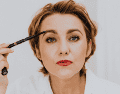 En los últimos años, la tendencia de las cejas rectas ha dominado el panorama de la belleza a nivel mundial, este estilo minimalista y sin arco pronunciado no solo aporta frescura, sino que también es altamente recomendado para equilibrar rostros alargados. PEXELS