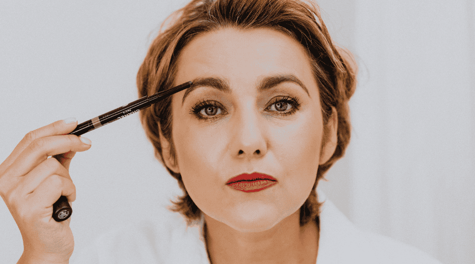 En los últimos años, la tendencia de las cejas rectas ha dominado el panorama de la belleza a nivel mundial, este estilo minimalista y sin arco pronunciado no solo aporta frescura, sino que también es altamente recomendado para equilibrar rostros alargados. PEXELS