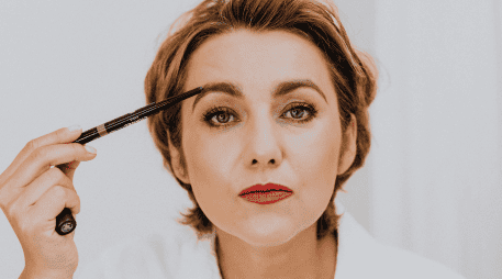 En los últimos años, la tendencia de las cejas rectas ha dominado el panorama de la belleza a nivel mundial, este estilo minimalista y sin arco pronunciado no solo aporta frescura, sino que también es altamente recomendado para equilibrar rostros alargados. PEXELS