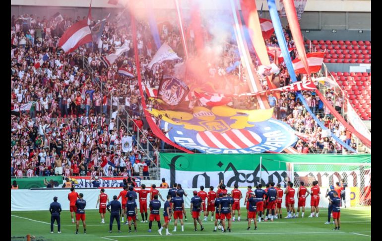 Los cánticos tradicionales del Rebaño retumbaron en cada rincón del estadio, mientras los futbolistas se acercaban a las gradas para convivir con la gente y agradecer el apoyo incondicional.