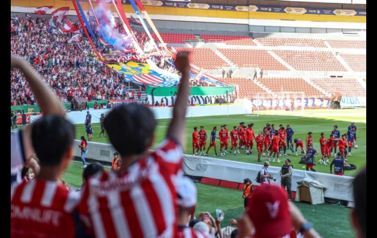 Los cánticos tradicionales del Rebaño retumbaron en cada rincón del estadio, mientras los futbolistas se acercaban a las gradas para convivir con la gente y agradecer el apoyo incondicional.