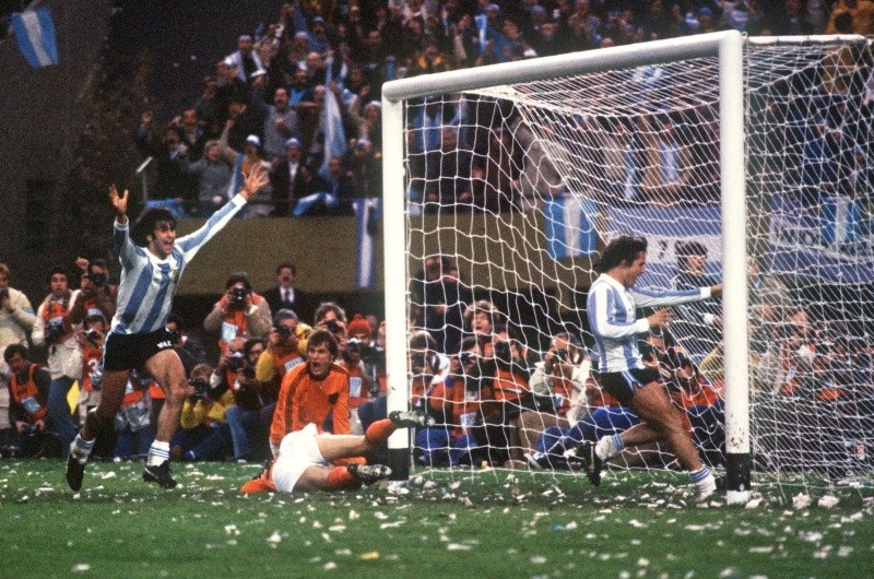 Holanda no tuvo mayores problemas para deshacerse de sus rivales y lograr el pase a la final, pero los locales los derrotaron y fueron campeones. AFP / ARCHIVO