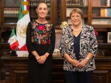 Claudia Sheinbaum (i), junto a la expresidenta de Chile Michelle Bachelet este viernes en el Palacio Nacional de la Ciudad de México. EFE/Presidencia de México