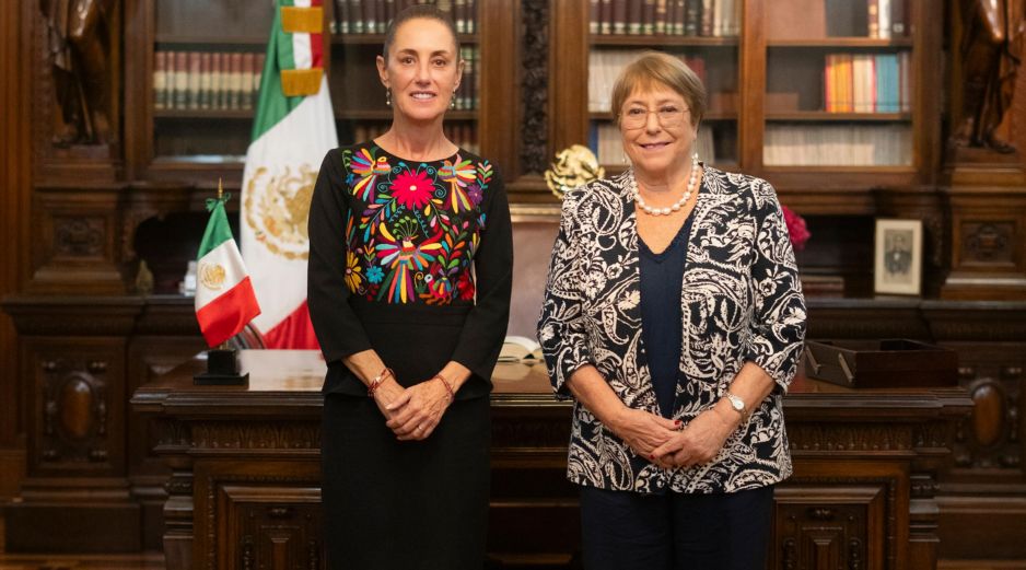 Claudia Sheinbaum (i), junto a la expresidenta de Chile Michelle Bachelet este viernes en el Palacio Nacional de la Ciudad de México. EFE/Presidencia de México