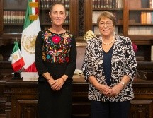 Claudia Sheinbaum (i), junto a la expresidenta de Chile Michelle Bachelet este viernes en el Palacio Nacional de la Ciudad de México. EFE/Presidencia de México