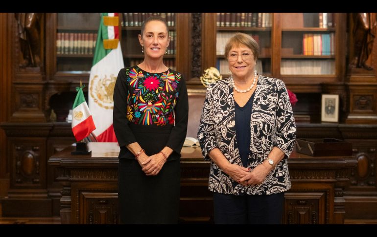 Claudia Sheinbaum (i), junto a la expresidenta de Chile Michelle Bachelet este viernes en el Palacio Nacional de la Ciudad de México. EFE/Presidencia de México
