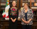 Claudia Sheinbaum (i), junto a la expresidenta de Chile Michelle Bachelet este viernes en el Palacio Nacional de la Ciudad de México. EFE/Presidencia de México