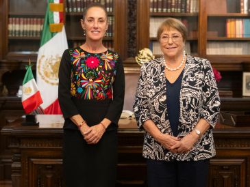 Claudia Sheinbaum (i), junto a la expresidenta de Chile Michelle Bachelet este viernes en el Palacio Nacional de la Ciudad de México. EFE/Presidencia de México