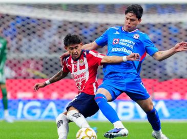 Cada vez que Chivas y Cruz Azul se encuentran en una fase final, la historia suele regalar partidos llenos de dramatismo, remontadas y momentos que quedan marcados en la memoria de la afición. IMAGO7