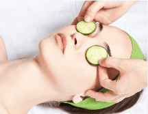 Las ojeras pueden aparecer por genética, falta de descanso, cambios hormonales, envejecimiento, alergias o problemas de circulación, por lo que el pepino no elimina la causa de fondo. CANVA