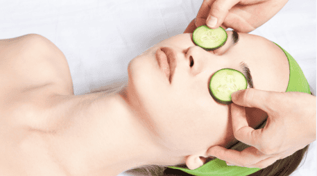 Las ojeras pueden aparecer por genética, falta de descanso, cambios hormonales, envejecimiento, alergias o problemas de circulación, por lo que el pepino no elimina la causa de fondo. CANVA