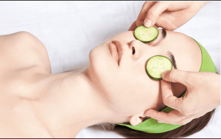 Las ojeras pueden aparecer por genética, falta de descanso, cambios hormonales, envejecimiento, alergias o problemas de circulación, por lo que el pepino no elimina la causa de fondo. CANVA