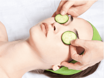 Las ojeras pueden aparecer por genética, falta de descanso, cambios hormonales, envejecimiento, alergias o problemas de circulación, por lo que el pepino no elimina la causa de fondo. CANVA