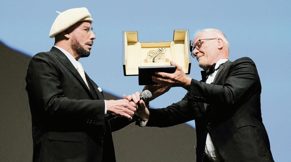 El director, guionista y escritor estadounidense recibe la Palma de Oro Honorífica a su trayectoria antes de la proyección de la película “Propeller One-Way Night Coach”, en Cannes. AFP