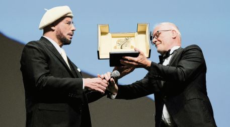 El director, guionista y escritor estadounidense recibe la Palma de Oro Honorífica a su trayectoria antes de la proyección de la película “Propeller One-Way Night Coach”, en Cannes. AFP