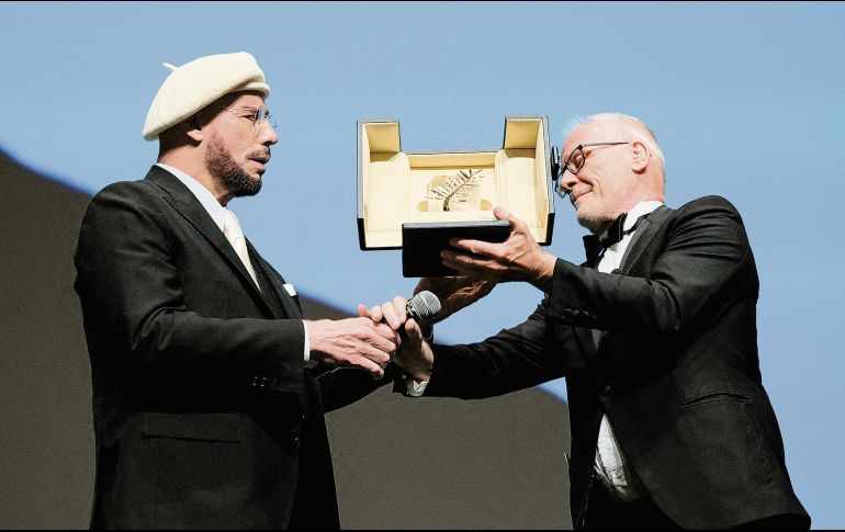 El director, guionista y escritor estadounidense recibe la Palma de Oro Honorífica a su trayectoria antes de la proyección de la película “Propeller One-Way Night Coach”, en Cannes. AFP
