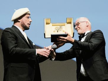 El director, guionista y escritor estadounidense recibe la Palma de Oro Honorífica a su trayectoria antes de la proyección de la película “Propeller One-Way Night Coach”, en Cannes. AFP