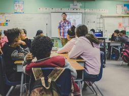 En México, los profesores enfrentan jornadas laborales extensas, bajos salarios y condiciones poco favorables para su desarrollo profesional. Unsplash